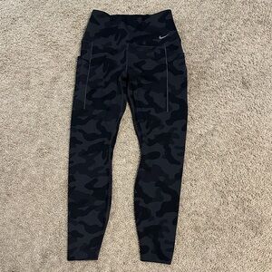 Nike women’s high waisted medium Leggings - Black Camo excellent condition
